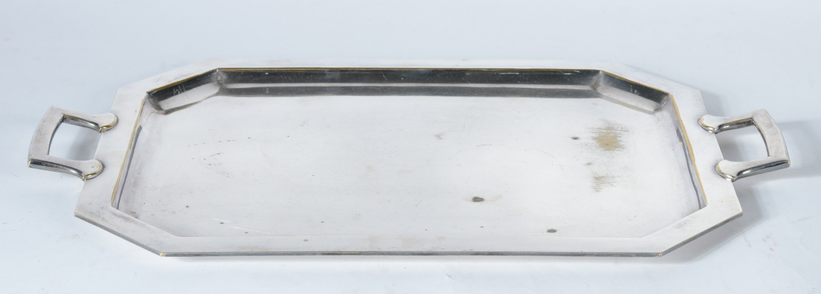 Duas peças, sendo: Crucifixo com figura de Cristo de metal e bandeja... - foto 4 de 6