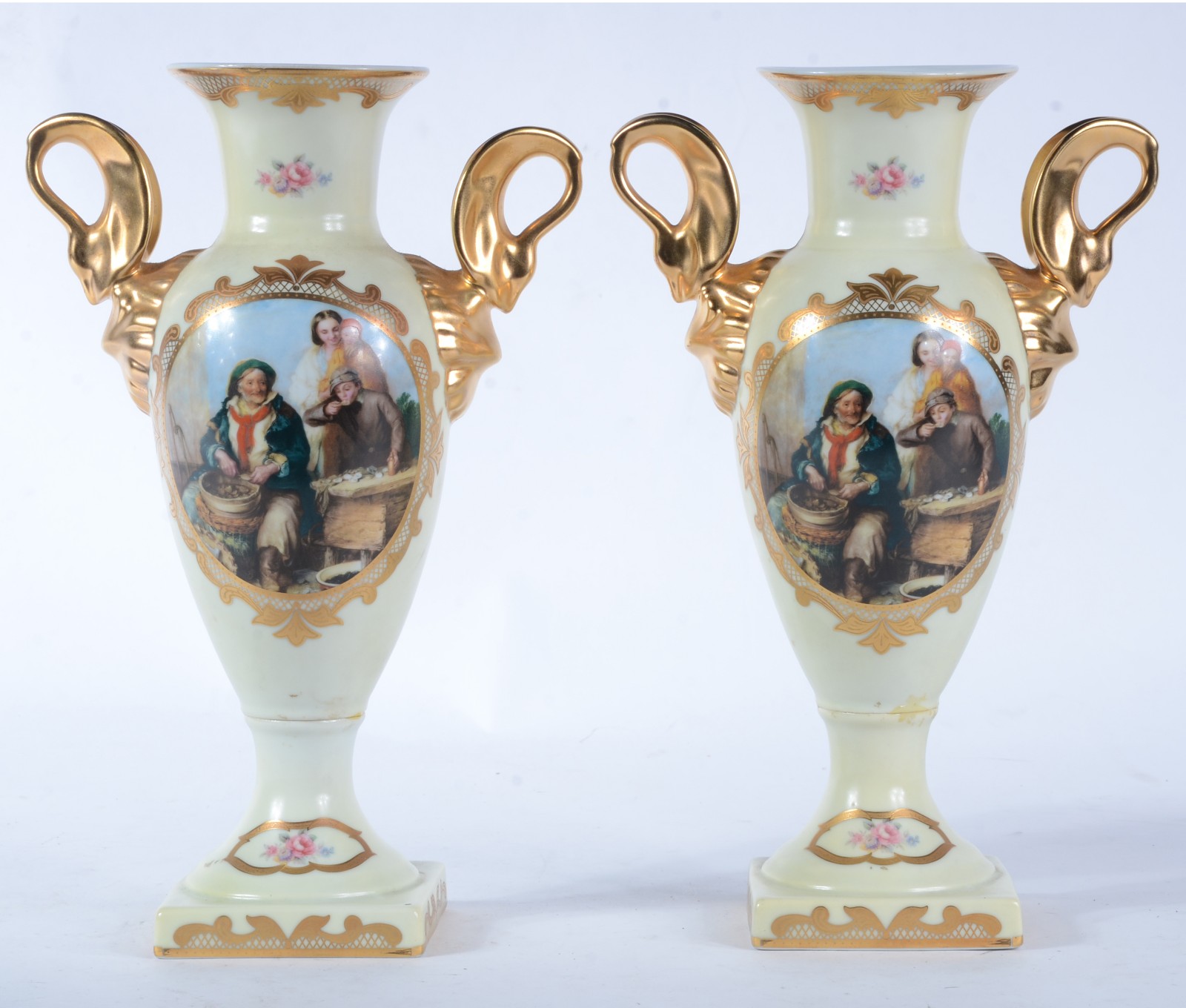 Par de vasos de porcelana nacional "DP" decorados com "Figuras com... - foto 1 de 9