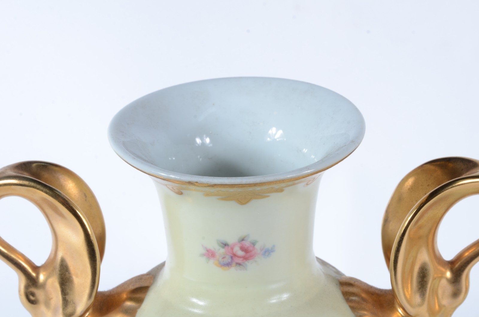 Par de vasos de porcelana nacional "DP" decorados com "Figuras com... - foto 2 de 9