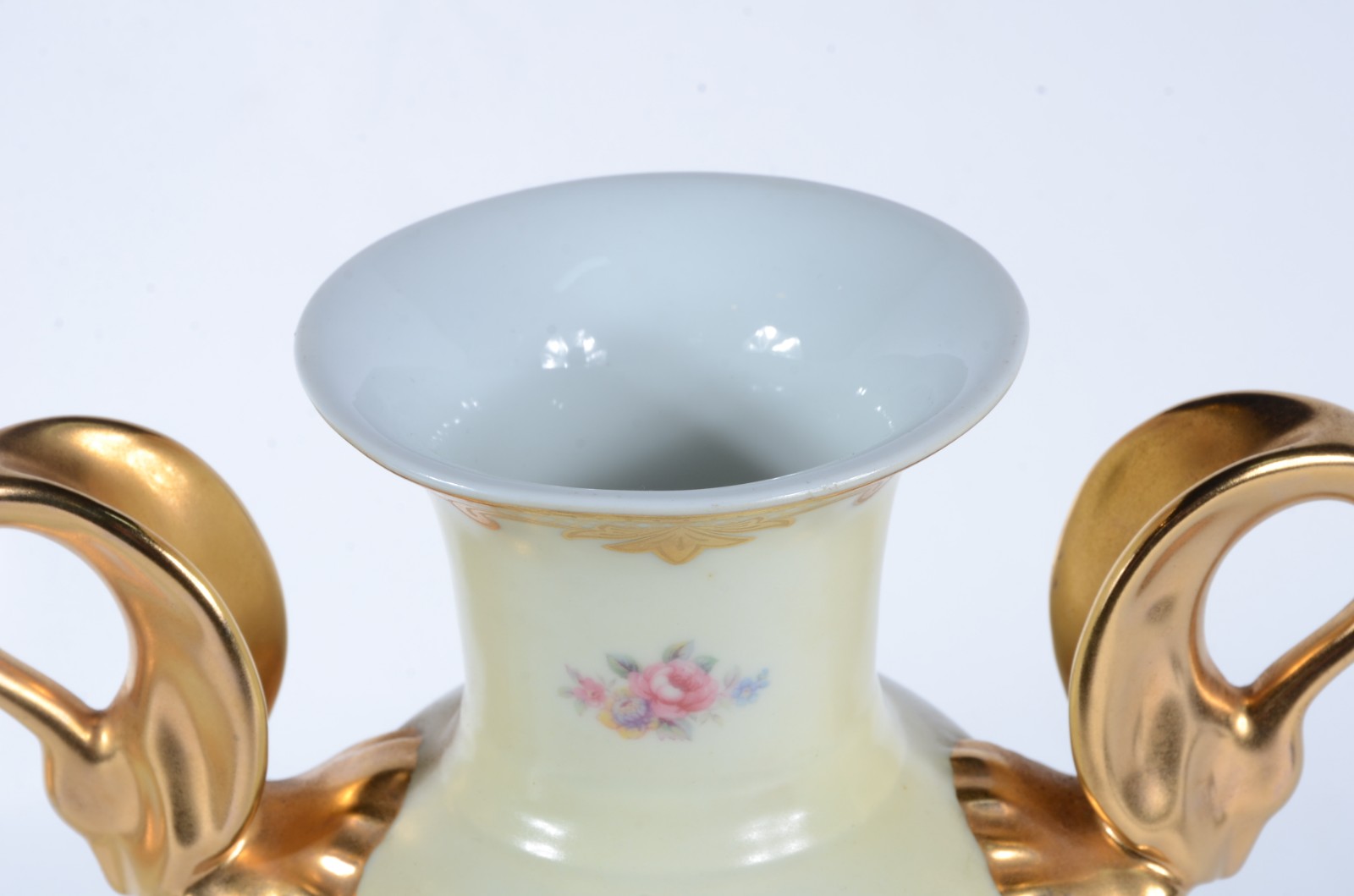 Par de vasos de porcelana nacional "DP" decorados com "Figuras com... - foto 3 de 9