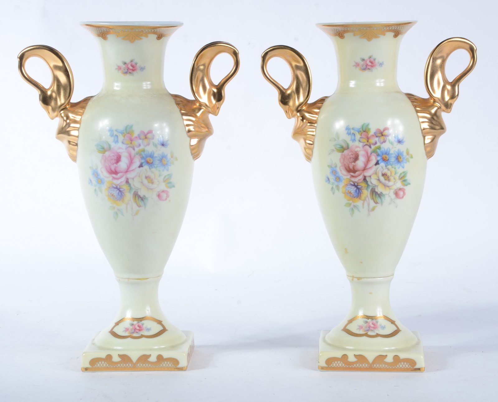 Par de vasos de porcelana nacional "DP" decorados com "Figuras com... - foto 4 de 9