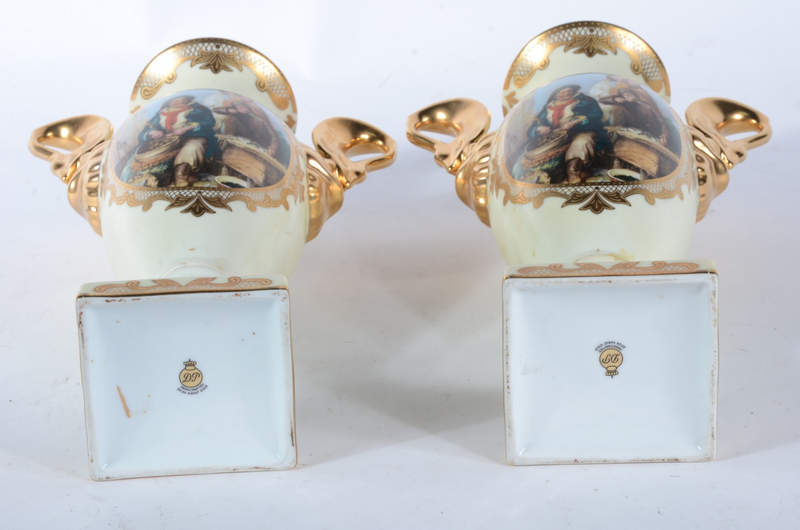 Par de vasos de porcelana nacional "DP" decorados com "Figuras com... - foto 5 de 9