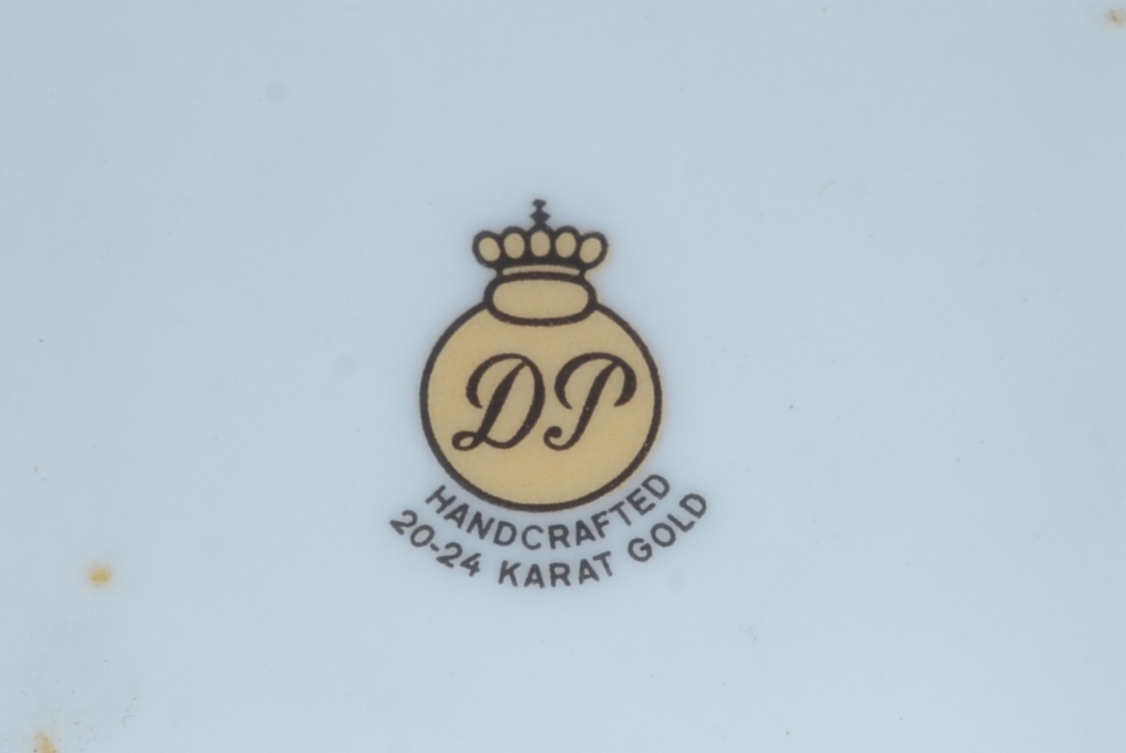 Par de vasos de porcelana nacional "DP" decorados com "Figuras com... - foto 6 de 9