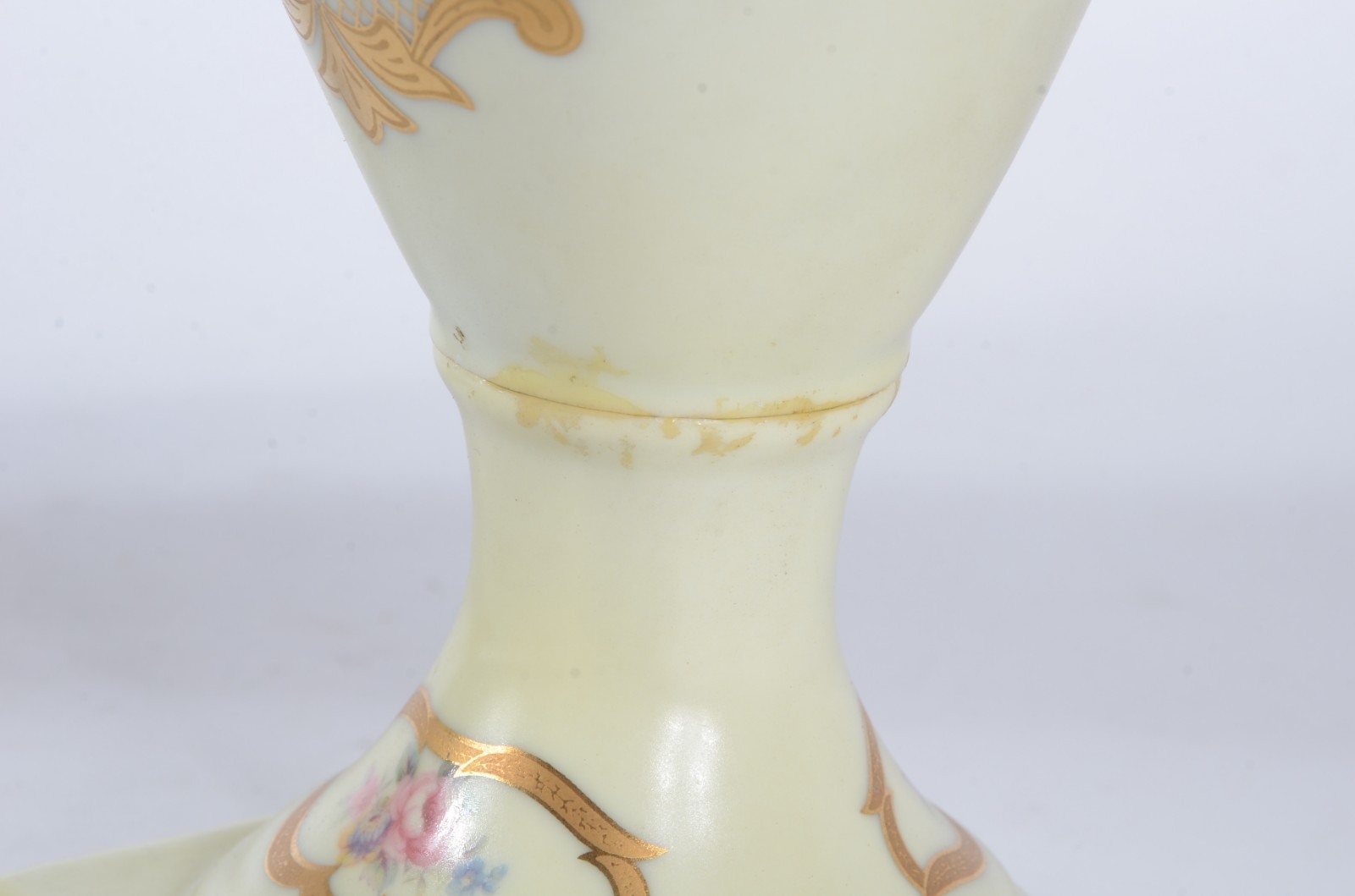 Par de vasos de porcelana nacional "DP" decorados com "Figuras com... - foto 7 de 9