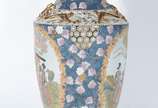 Vaso de porcelana chinesa decorado com figuras ... - Vaso de porcelana chinesa decorado com figuras femininas em policromia, parte superior do bojo com figuras de animais estilizados em relevo, alç...