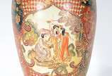 Grande vaso de porcelana chinesa ao gosto Satzu... - Grande vaso de porcelana chinesa ao gosto Satzuma, decorado com figuras femininas em policromia. Borda recortada em gomos (rachadura em um dos g...