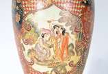 Grande vaso de porcelana chinesa ao gosto Satzu... - Grande vaso de porcelana chinesa ao gosto Satzuma, decorado com figuras femininas em policromia. Borda recortada em gomos (rachadura em um dos g...