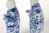 Duas figuras de porcelana oriental azul e branca. - Duas figuras de porcelana oriental azul e branca.