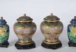 Quatro potiches de cloisonné oriental, bases de... - Quatro potiches de cloisonné oriental, bases de madeira.