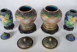 Quatro potiches de cloisonné oriental, bases de... - Quatro potiches de cloisonné oriental, bases de madeira.