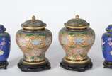 Quatro potiches de cloisonné oriental, bases de... - Quatro potiches de cloisonné oriental, bases de madeira.
