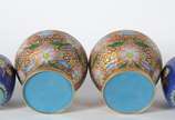 Quatro potiches de cloisonné oriental, bases de... - Quatro potiches de cloisonné oriental, bases de madeira.