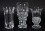 Três vasos diversos de cristal europeu lapidado. - Três vasos diversos de cristal europeu lapidado.