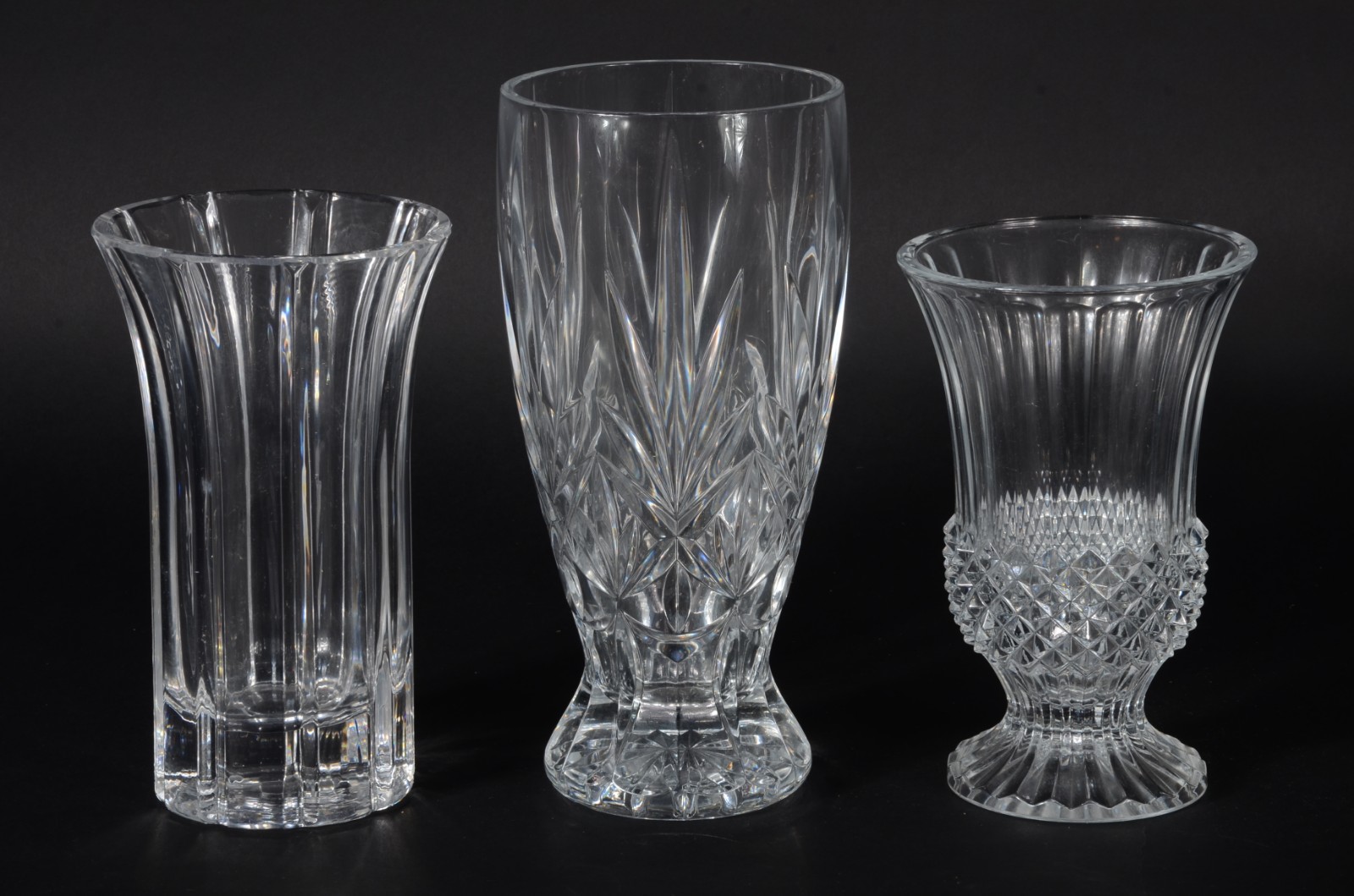 Três vasos diversos de cristal europeu lapidado. - foto 1 de 3