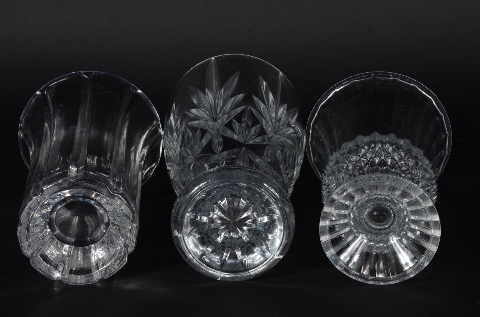 Três vasos diversos de cristal europeu lapidado. - foto 2 de 3