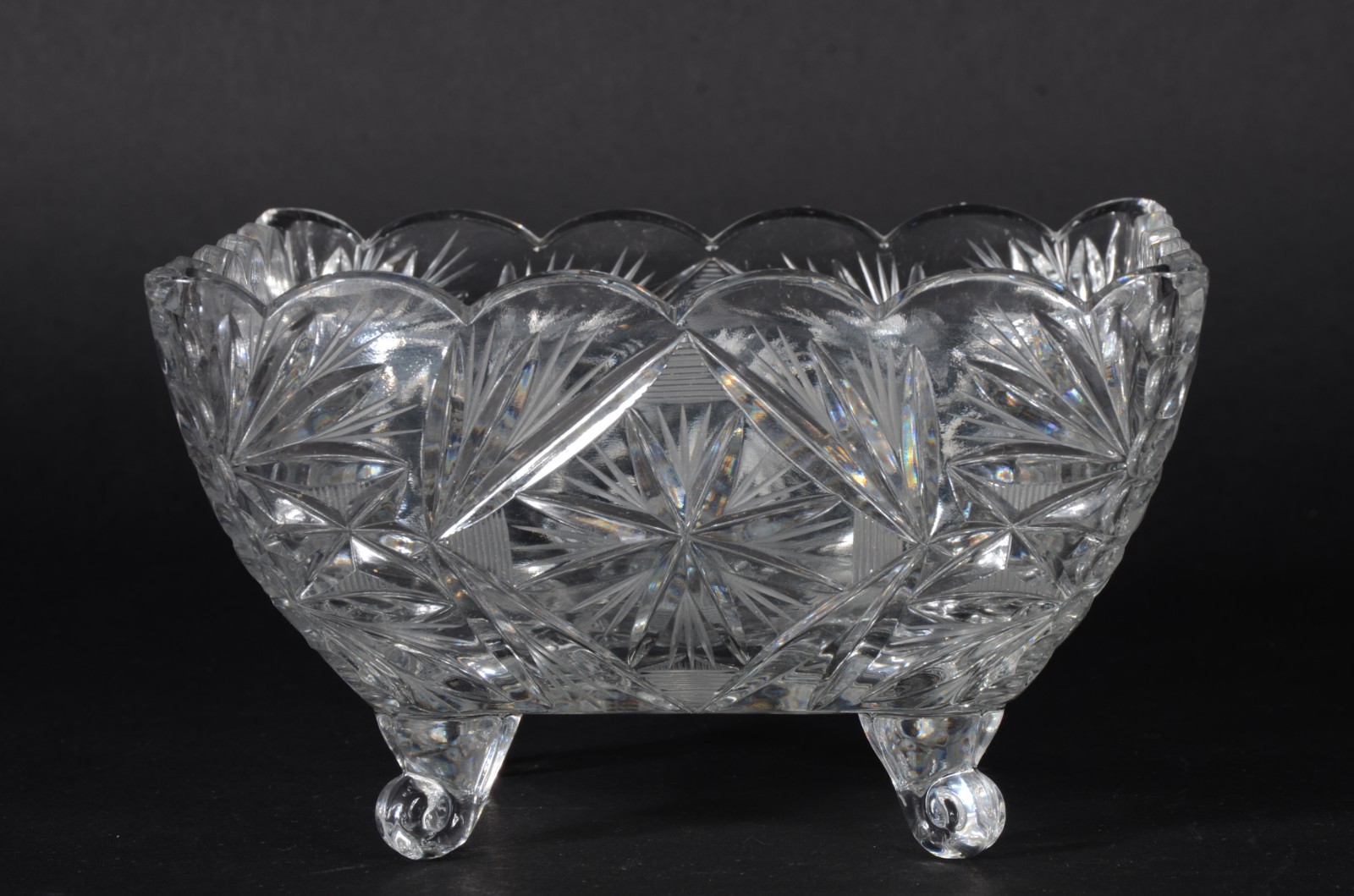 Quatro peças de cristal tcheco lapidado, sendo: fruteira feitio... - foto 3 de 6