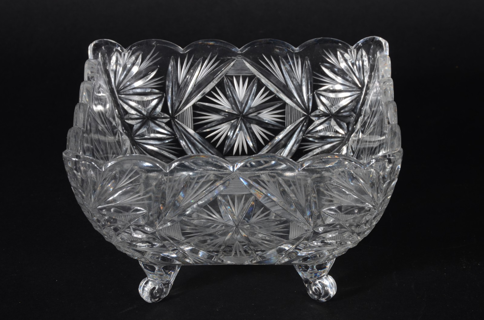 Quatro peças de cristal tcheco lapidado, sendo: fruteira feitio... - foto 5 de 6