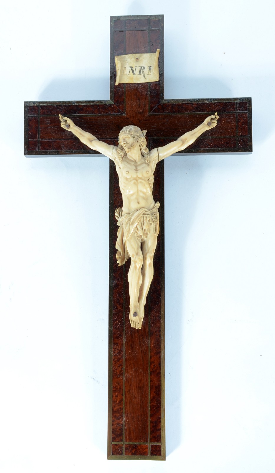 Crucifixo de madeira com figura de Cristo ricamente esculpida em... - foto 1 de 6