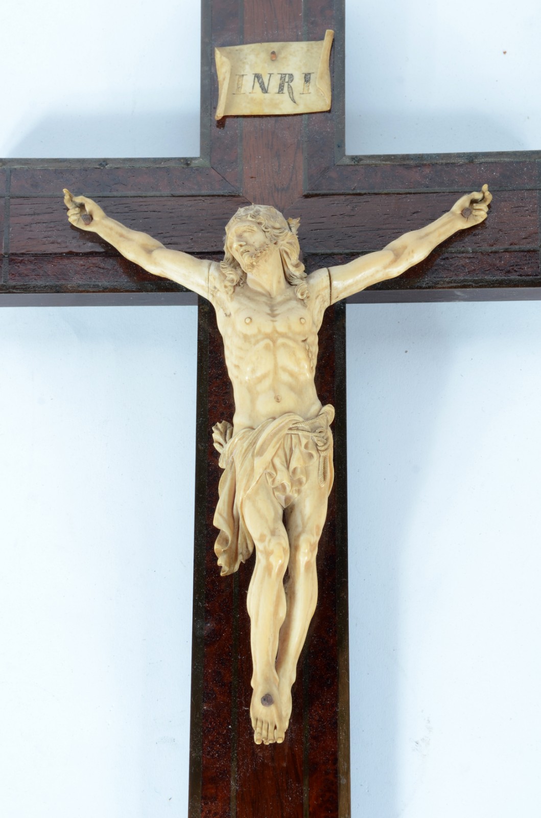 Crucifixo de madeira com figura de Cristo ricamente esculpida em... - foto 2 de 6