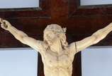 Crucifixo de madeira com figura de Cristo ricam... - Crucifixo de madeira com figura de Cristo ricamente esculpida em marfim (faltando parte da coroa de espinhos). Desgastes.