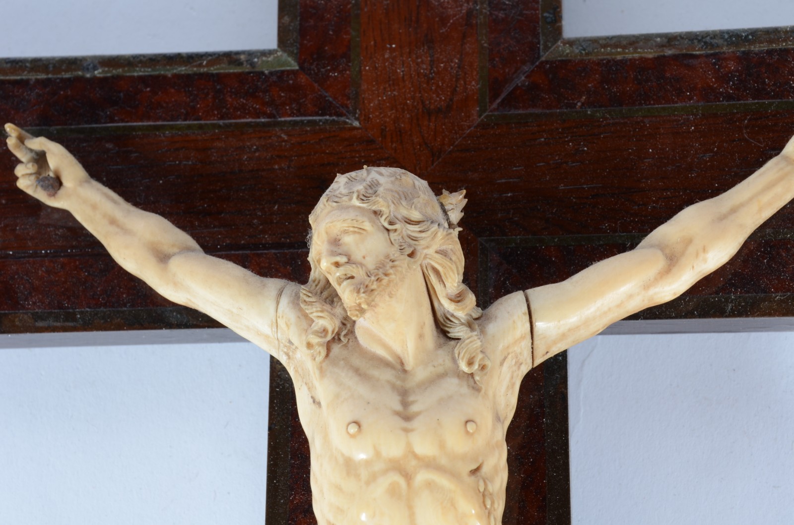 Crucifixo de madeira com figura de Cristo ricamente esculpida em... - foto 3 de 6