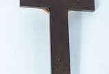 Crucifixo de madeira com figura de Cristo ricam... - Crucifixo de madeira com figura de Cristo ricamente esculpida em marfim (faltando parte da coroa de espinhos). Desgastes.