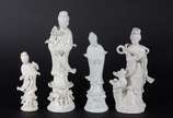 Quatro figuras em porcelana Blanc de Chine repr... - Quatro figuras em porcelana Blanc de Chine representando "Guanyin". Uma delas com pescoço colado e dedos quebrados. Guanyin (Kuan Yin) é conside...