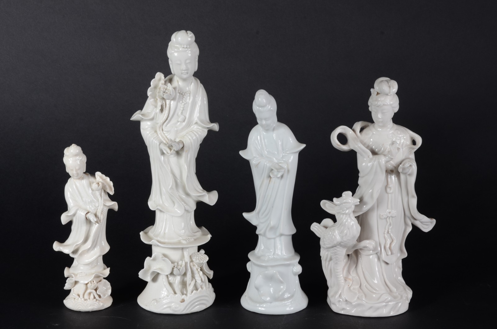 Quatro figuras em porcelana Blanc de Chine representando "Guanyin"... - foto 1 de 5