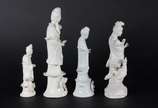 Quatro figuras em porcelana Blanc de Chine repr... - Quatro figuras em porcelana Blanc de Chine representando "Guanyin". Uma delas com pescoço colado e dedos quebrados. Guanyin (Kuan Yin) é conside...