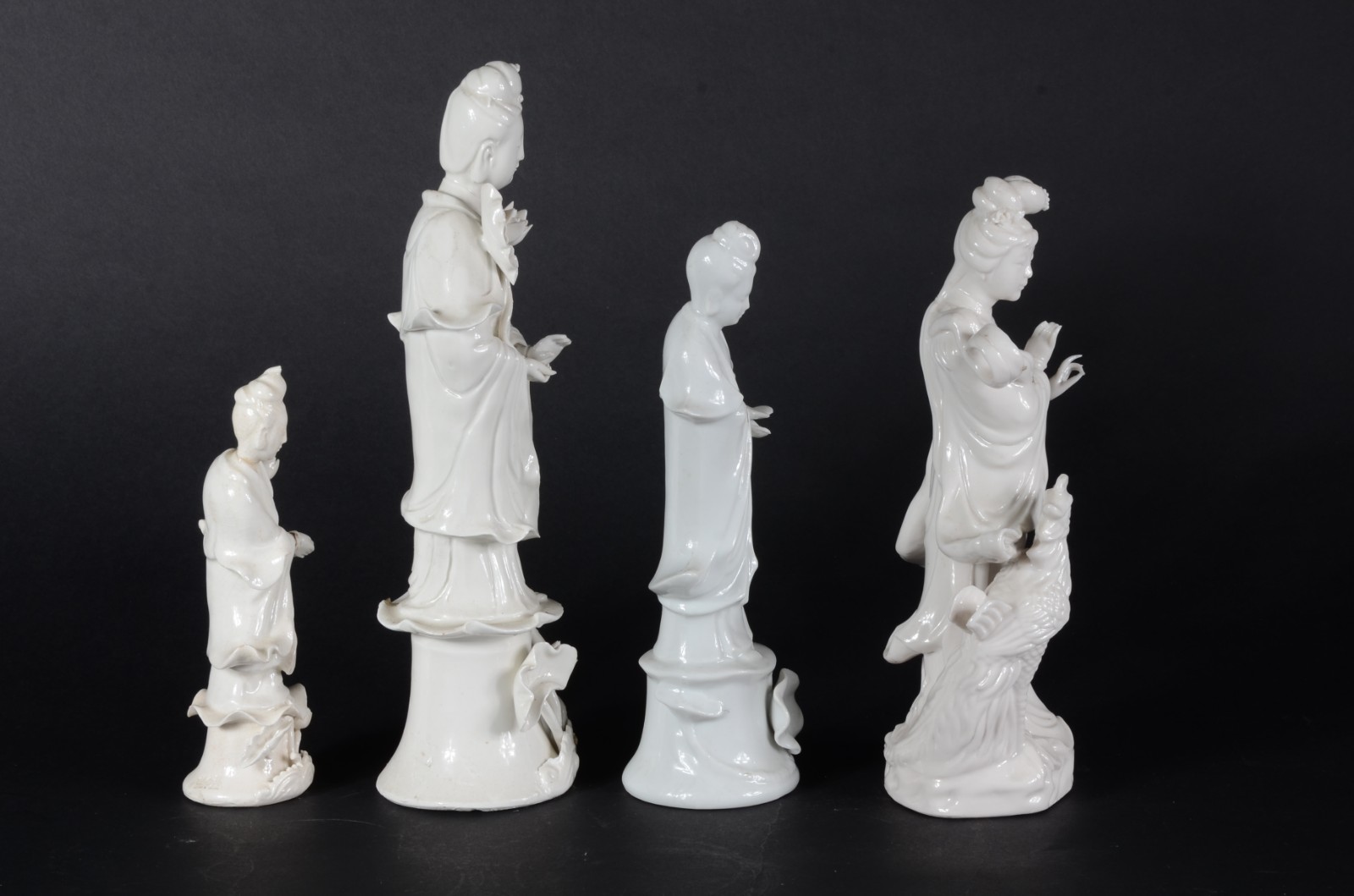 Quatro figuras em porcelana Blanc de Chine representando "Guanyin"... - foto 2 de 5