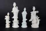 Quatro figuras em porcelana Blanc de Chine repr... - Quatro figuras em porcelana Blanc de Chine representando "Guanyin". Uma delas com pescoço colado e dedos quebrados. Guanyin (Kuan Yin) é conside...