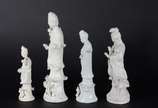 Quatro figuras em porcelana Blanc de Chine repr... - Quatro figuras em porcelana Blanc de Chine representando "Guanyin". Uma delas com pescoço colado e dedos quebrados. Guanyin (Kuan Yin) é conside...