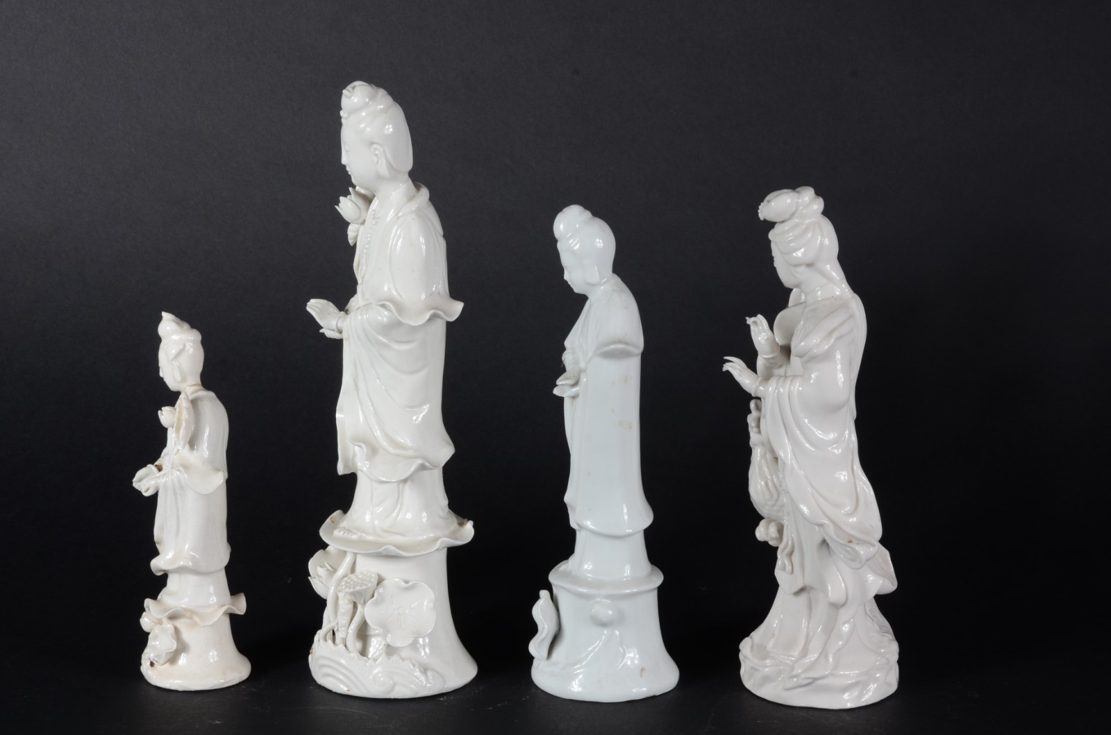 Quatro figuras em porcelana Blanc de Chine representando "Guanyin"... - foto 4 de 5