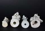 Quatro figuras em porcelana Blanc de Chine repr... - Quatro figuras em porcelana Blanc de Chine representando "Guanyin". Uma delas com pescoço colado e dedos quebrados. Guanyin (Kuan Yin) é conside...