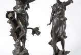 Duas luminárias de petit bronze representando f... - Duas luminárias de petit bronze representando figuras femininas. Faltando as mangas e desgastes no metal.