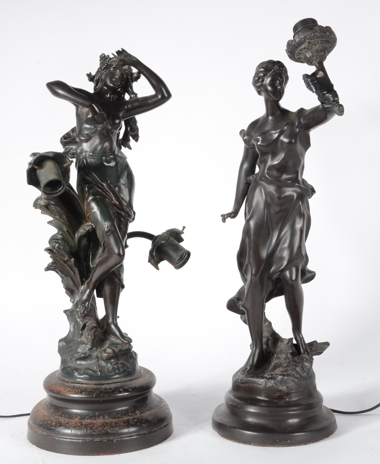 Duas luminárias de petit bronze representando figuras femininas... - foto 1 de 8