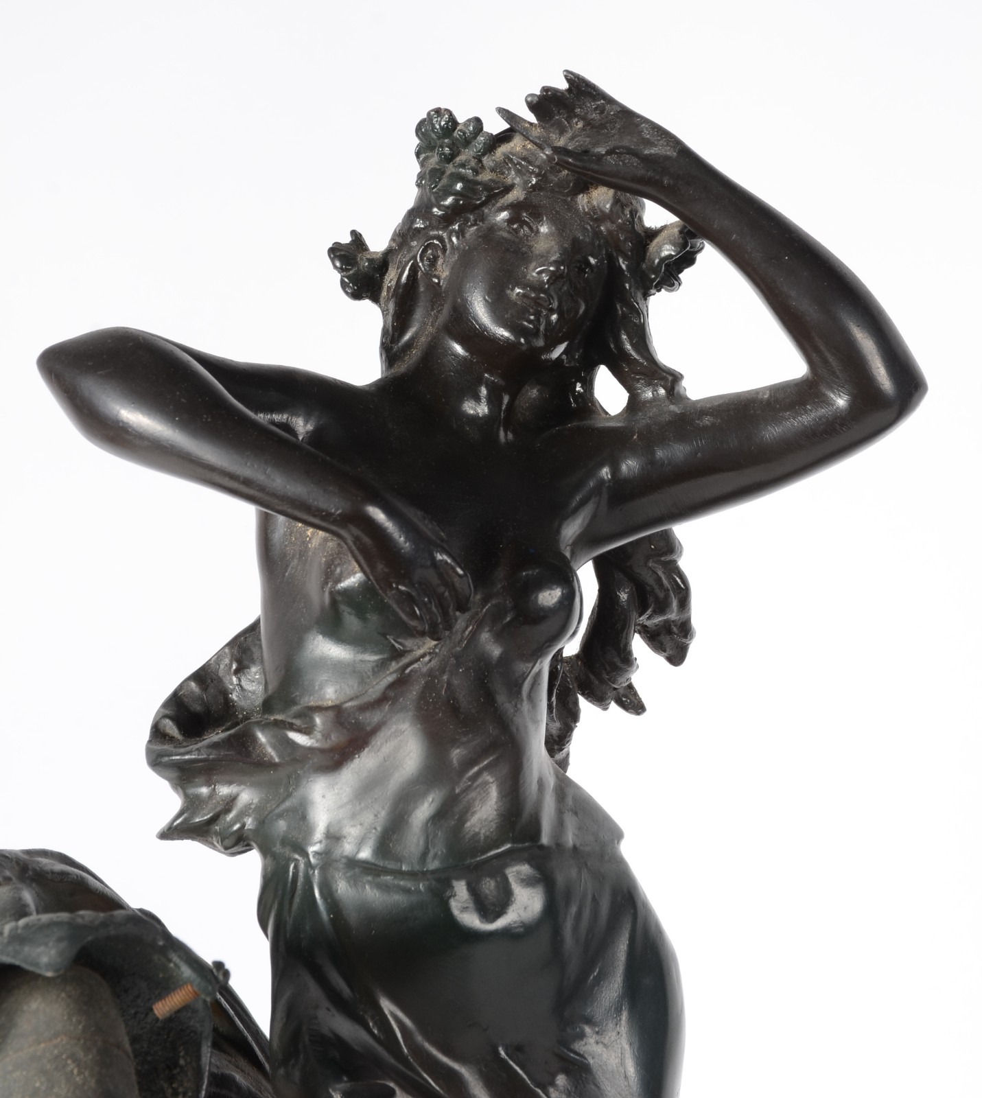 Duas luminárias de petit bronze representando figuras femininas... - foto 2 de 8