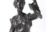 Duas luminárias de petit bronze representando f... - Duas luminárias de petit bronze representando figuras femininas. Faltando as mangas e desgastes no metal.