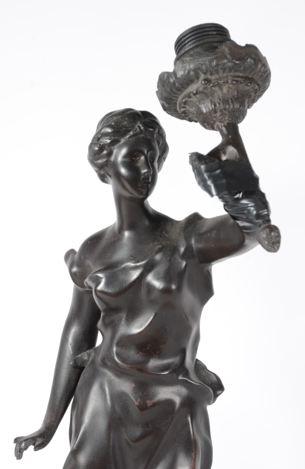 Duas luminárias de petit bronze representando figuras femininas... - foto 3 de 8