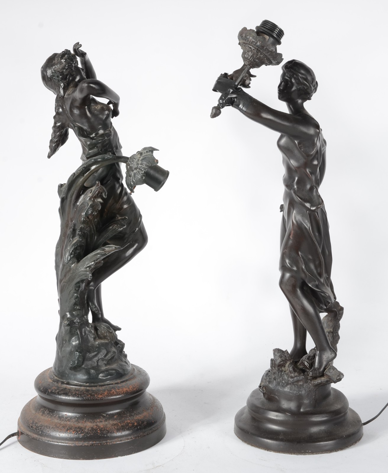 Duas luminárias de petit bronze representando figuras femininas... - foto 4 de 8