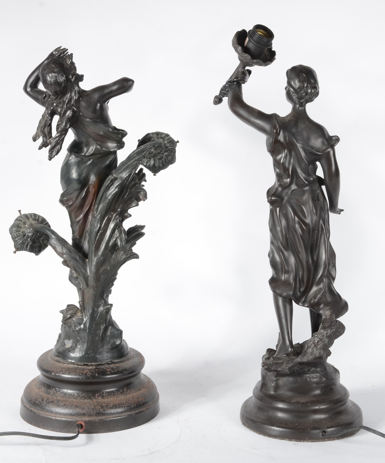 Duas luminárias de petit bronze representando figuras femininas... - foto 5 de 8