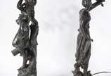 Duas luminárias de petit bronze representando f... - Duas luminárias de petit bronze representando figuras femininas. Faltando as mangas e desgastes no metal.
