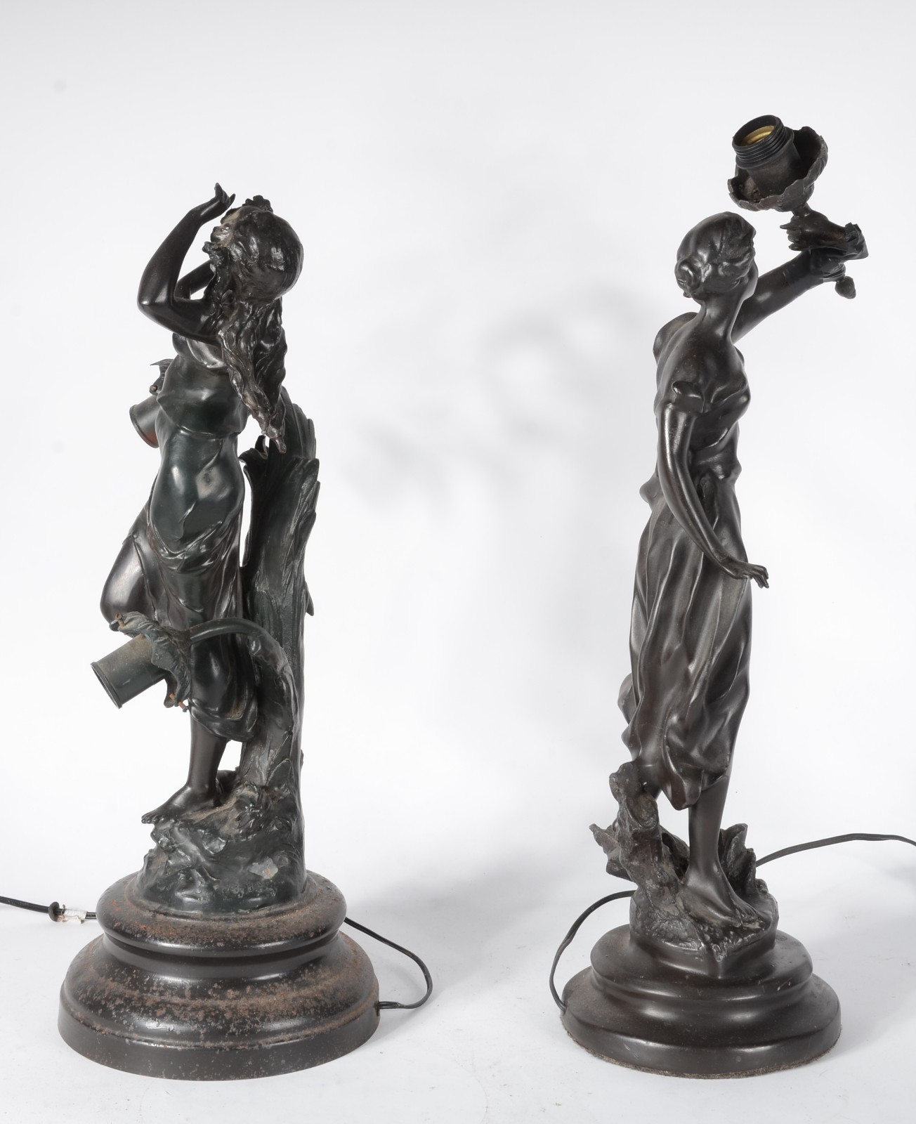 Duas luminárias de petit bronze representando figuras femininas... - foto 6 de 8