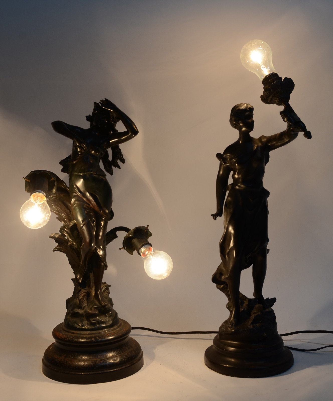 Duas luminárias de petit bronze representando figuras femininas... - foto 8 de 8