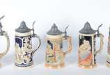 Conjunto com 4 tankards de cerâmica alemã decor... - Conjunto com 4 tankards de cerâmica alemã decoradas com figuras típicas em relevo policromado, tampas em pewter; e, uma caneca para cerveja de p...