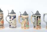 Conjunto com 4 tankards de cerâmica alemã decor... - Conjunto com 4 tankards de cerâmica alemã decoradas com figuras típicas em relevo policromado, tampas em pewter; e, uma caneca para cerveja de p...