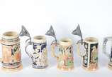 Conjunto com 4 tankards de cerâmica alemã decor... - Conjunto com 4 tankards de cerâmica alemã decoradas com figuras típicas em relevo policromado, tampas em pewter; e, uma caneca para cerveja de p...