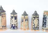 Conjunto com 4 tankards de cerâmica alemã decor... - Conjunto com 4 tankards de cerâmica alemã decoradas com figuras típicas em relevo policromado, tampas em pewter; e, uma caneca para cerveja de p...