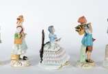 Cinco esculturas de porcelana policromada, send... - Cinco esculturas de porcelana policromada, sendo uma figura de nobre, tres camponeses e dama sentada com saia de renda, de diversas procedências.