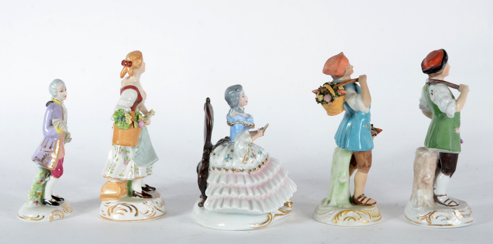 Cinco esculturas de porcelana policromada, sendo uma figura de nobre... - foto 2 de 8